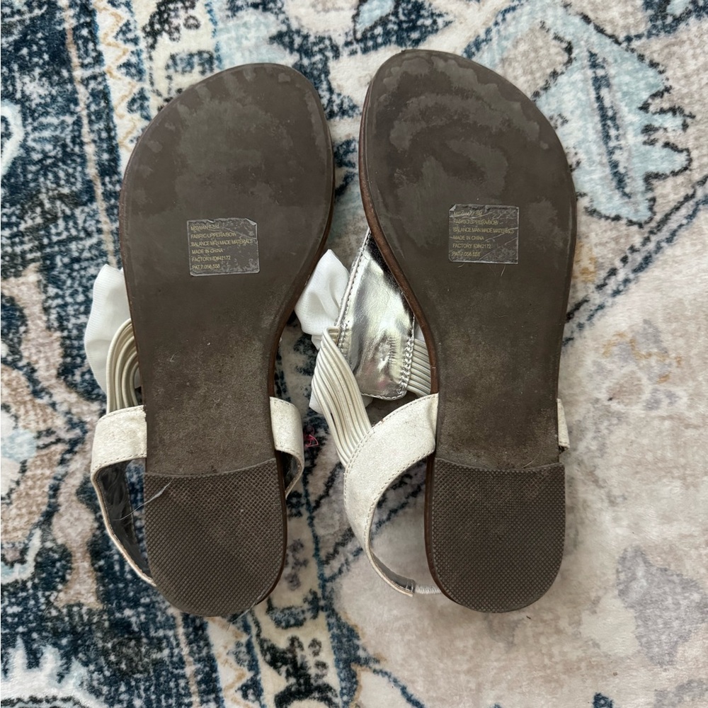 White sandals with bow size 7.5 - Picture 3 of 3